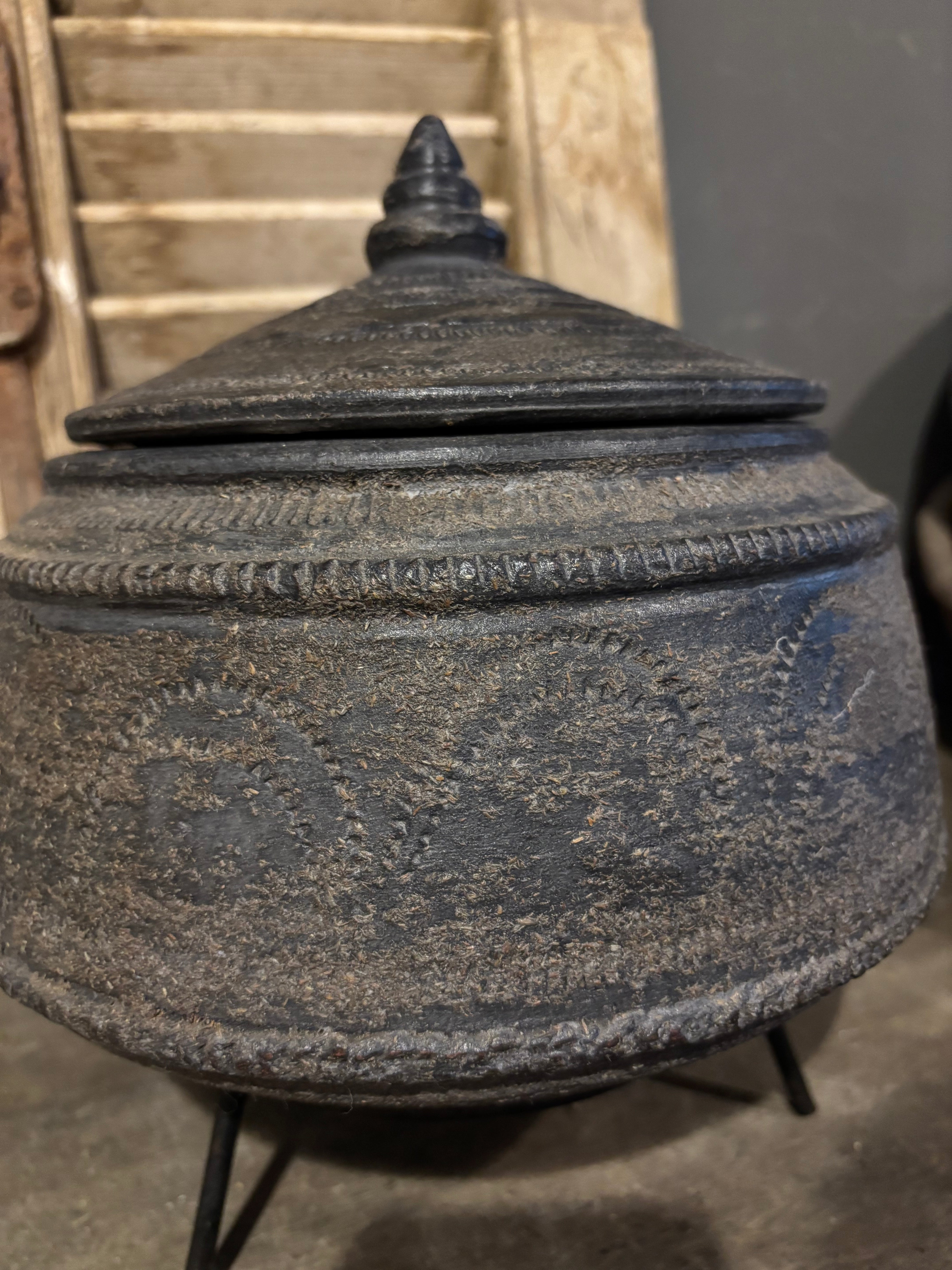 Pot met deksel op metalen statief groot recht