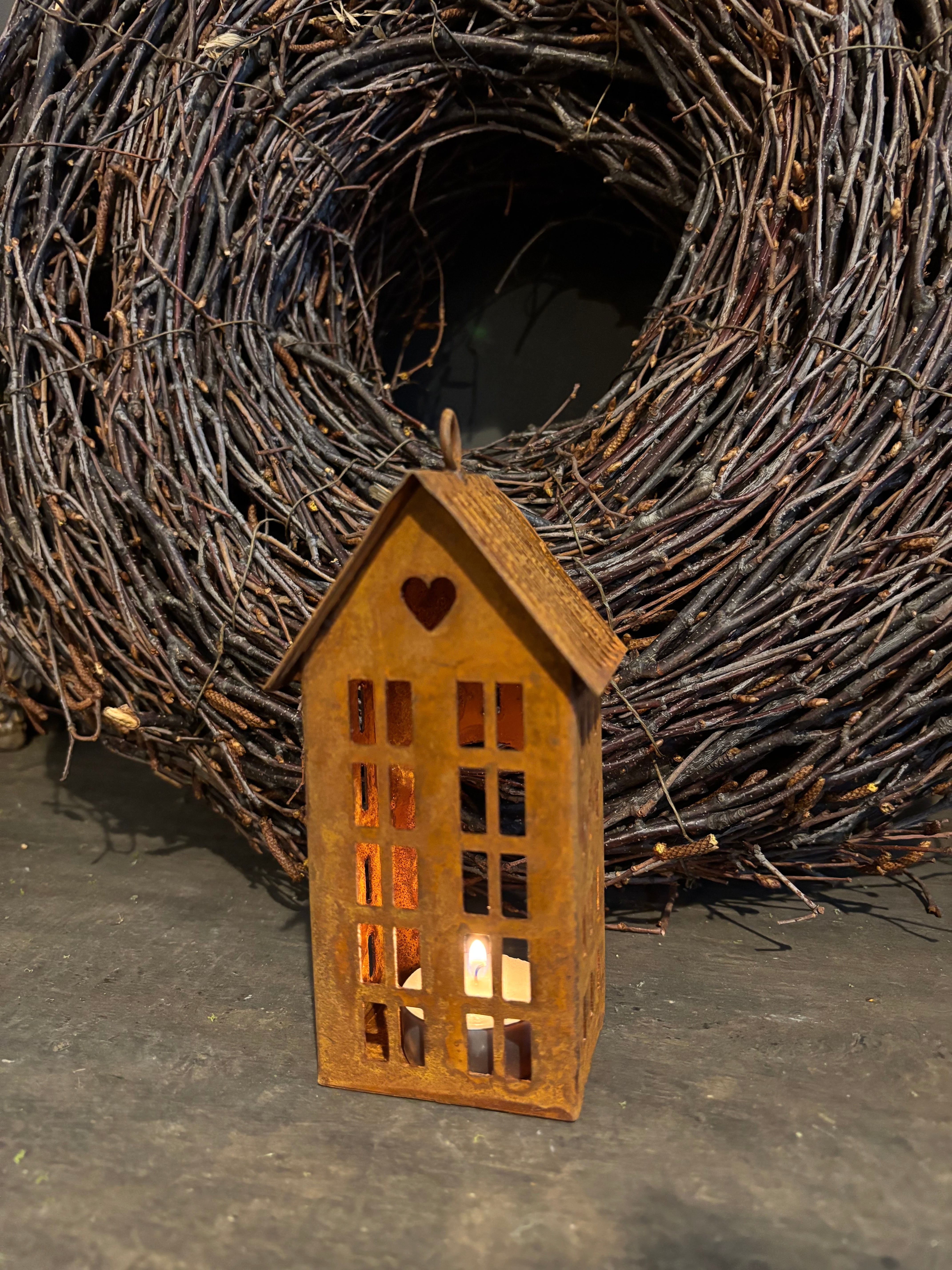 Metalen huisje roest