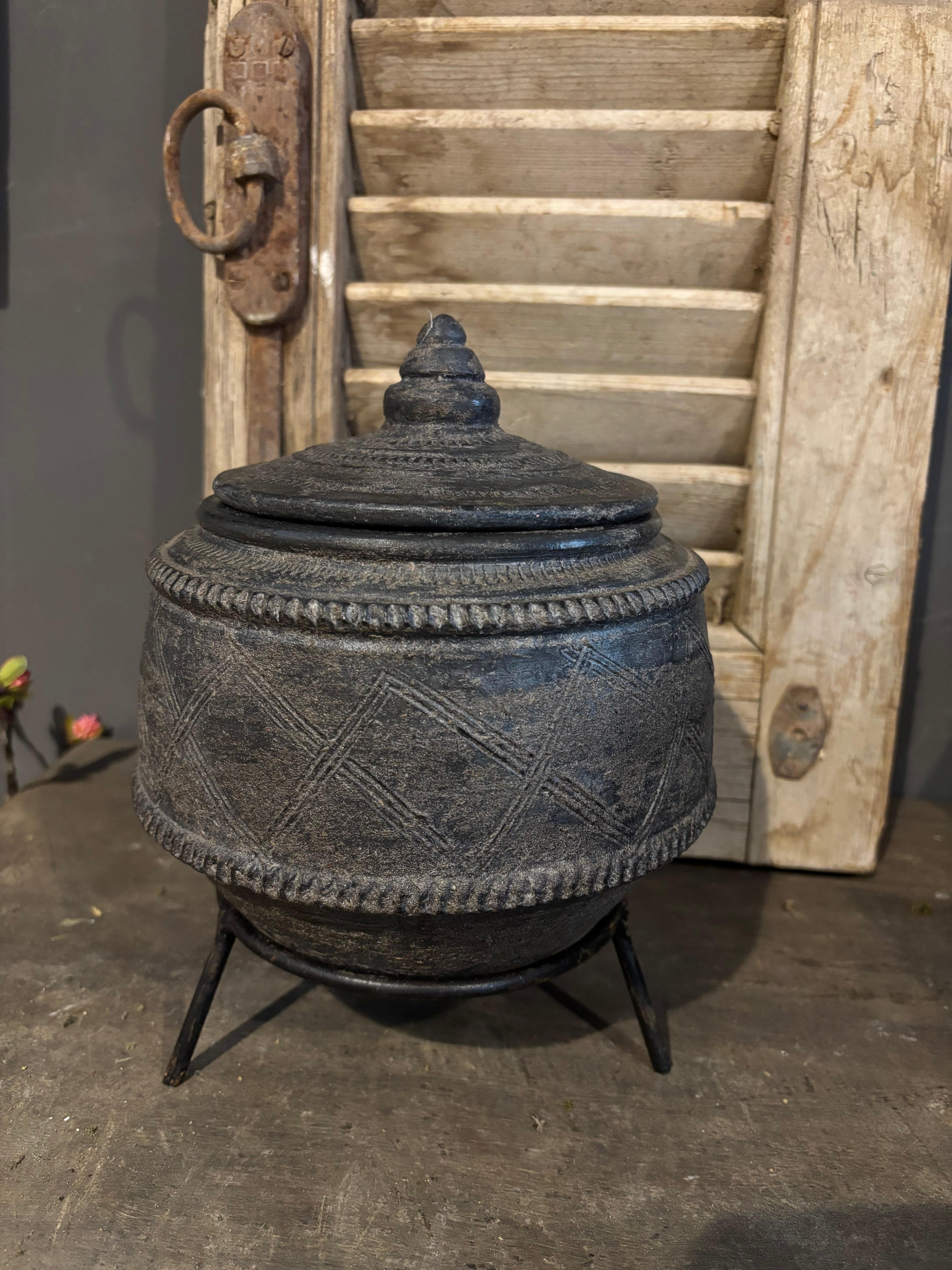 Pot met deksel op metalen statief recht klein