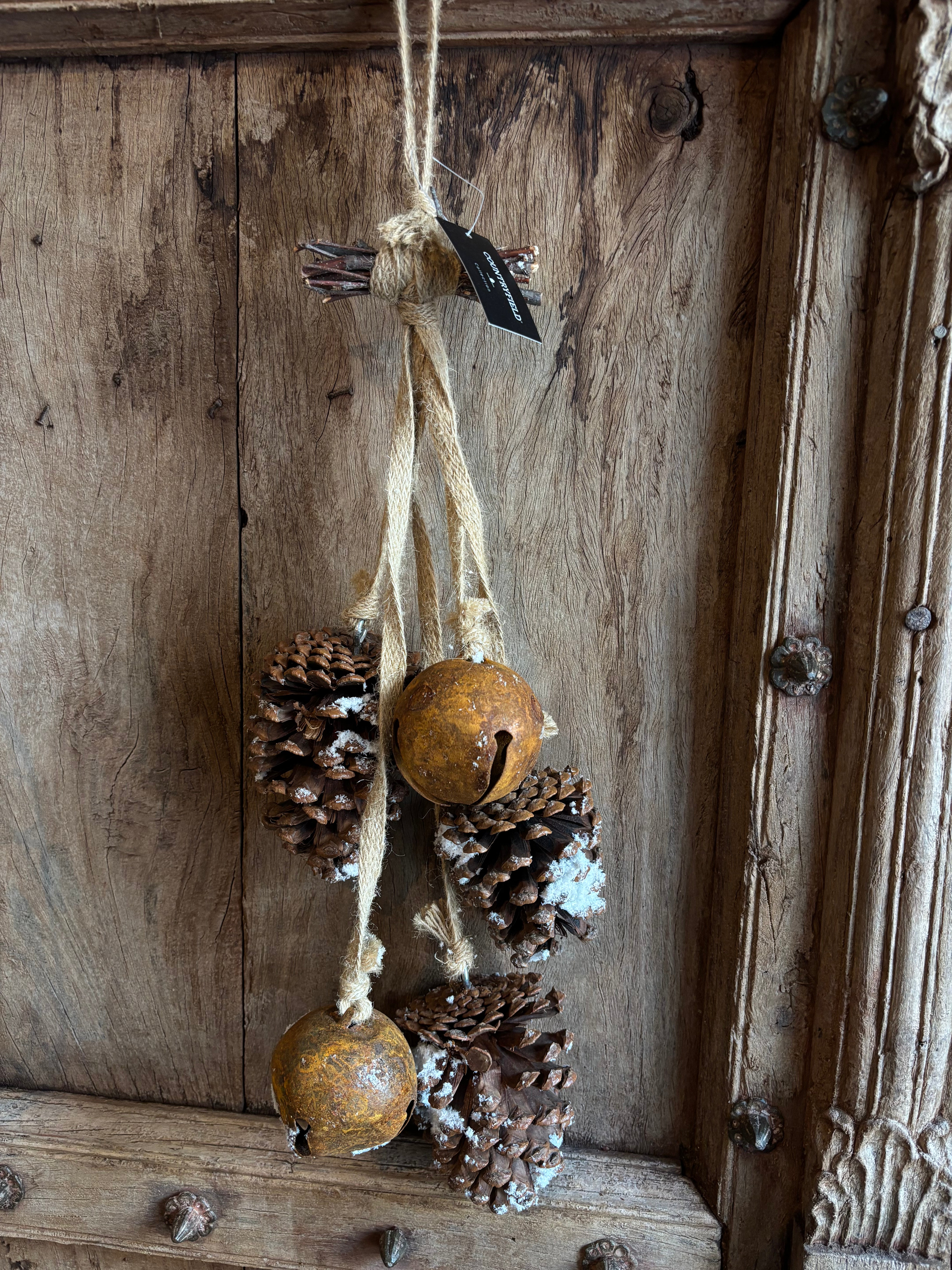 Hanger dennenappels en bellen