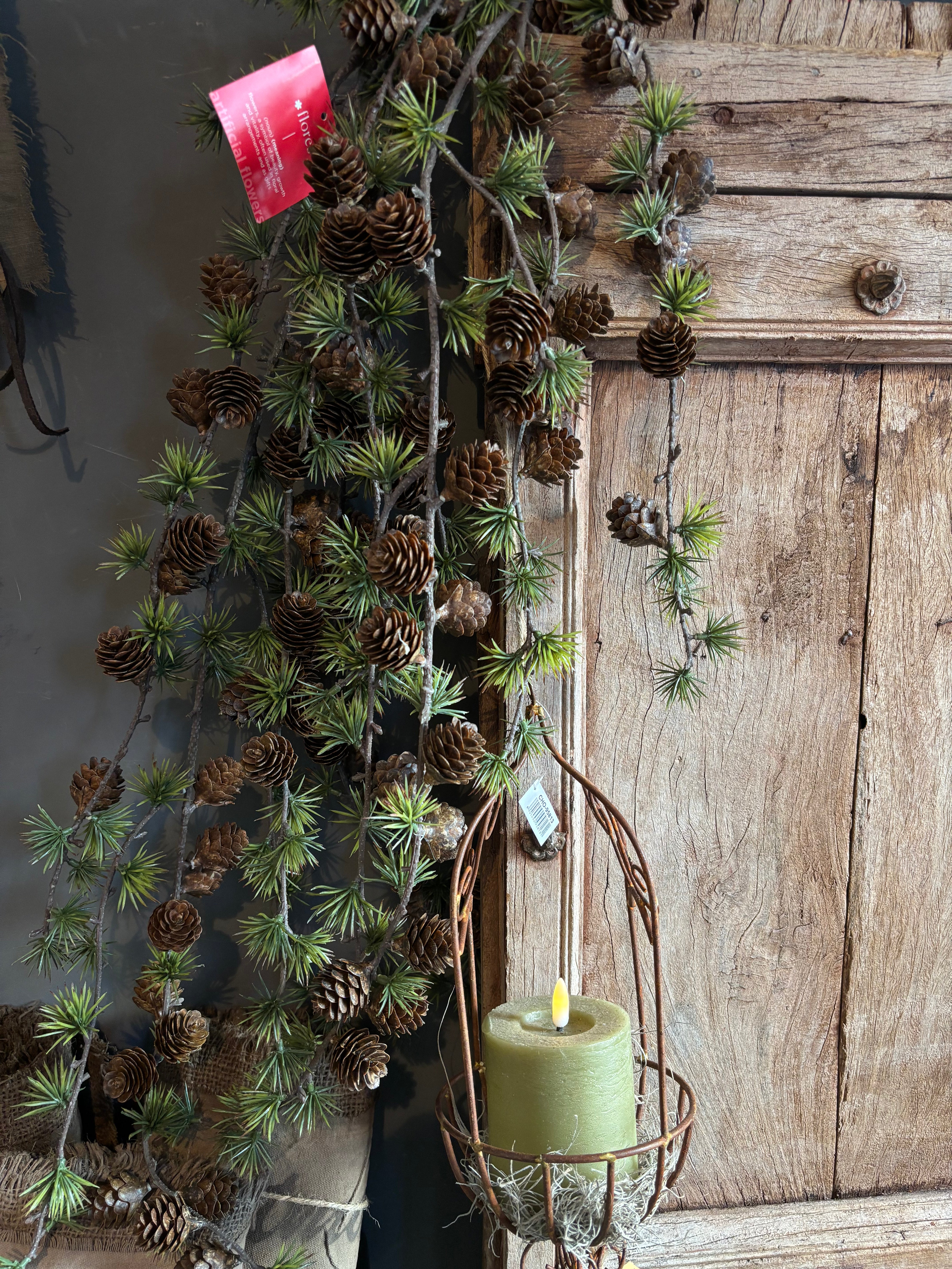 Cedertak met dennenappels hang