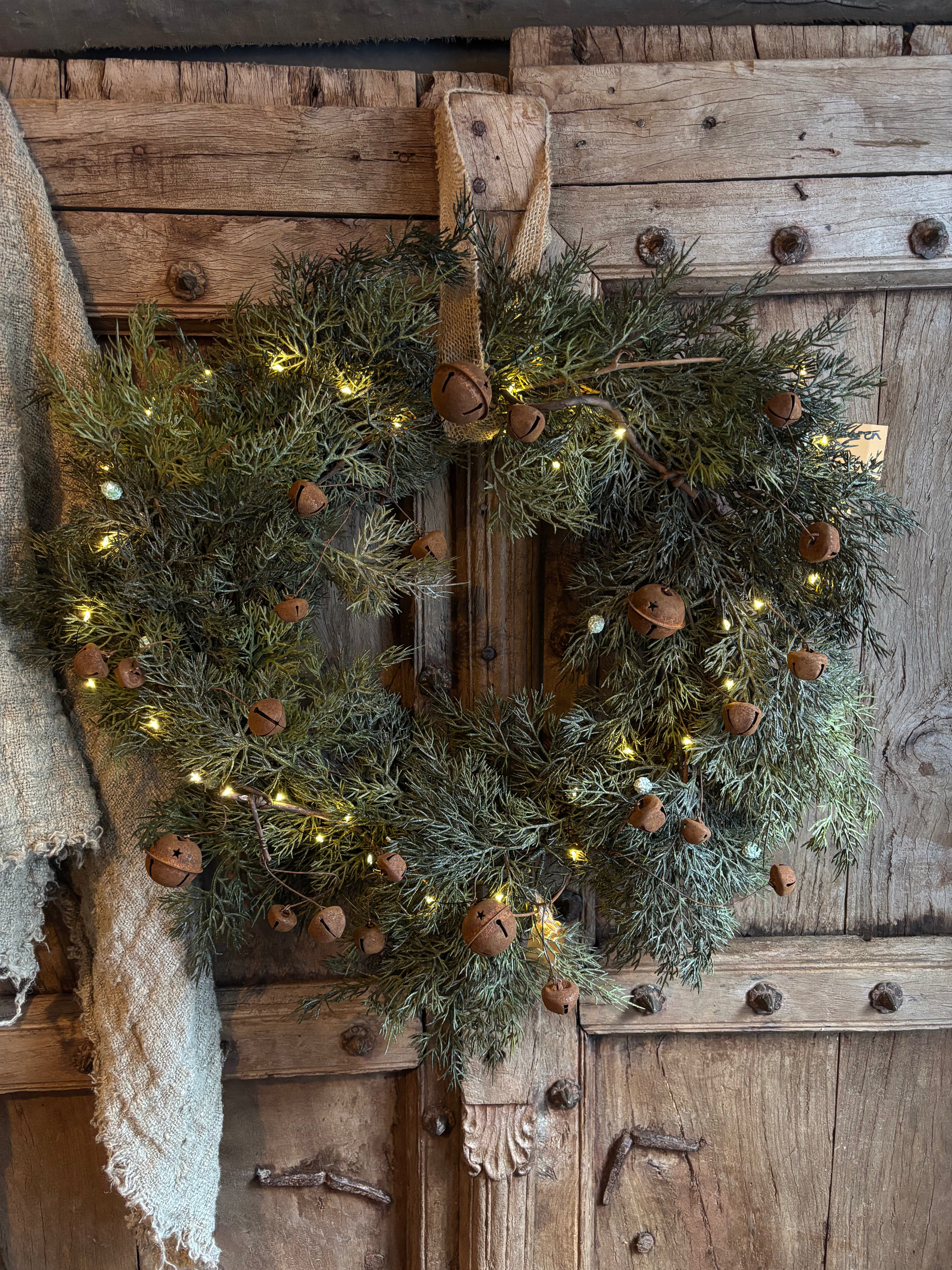 Kunstkrans met bellen en lampjes