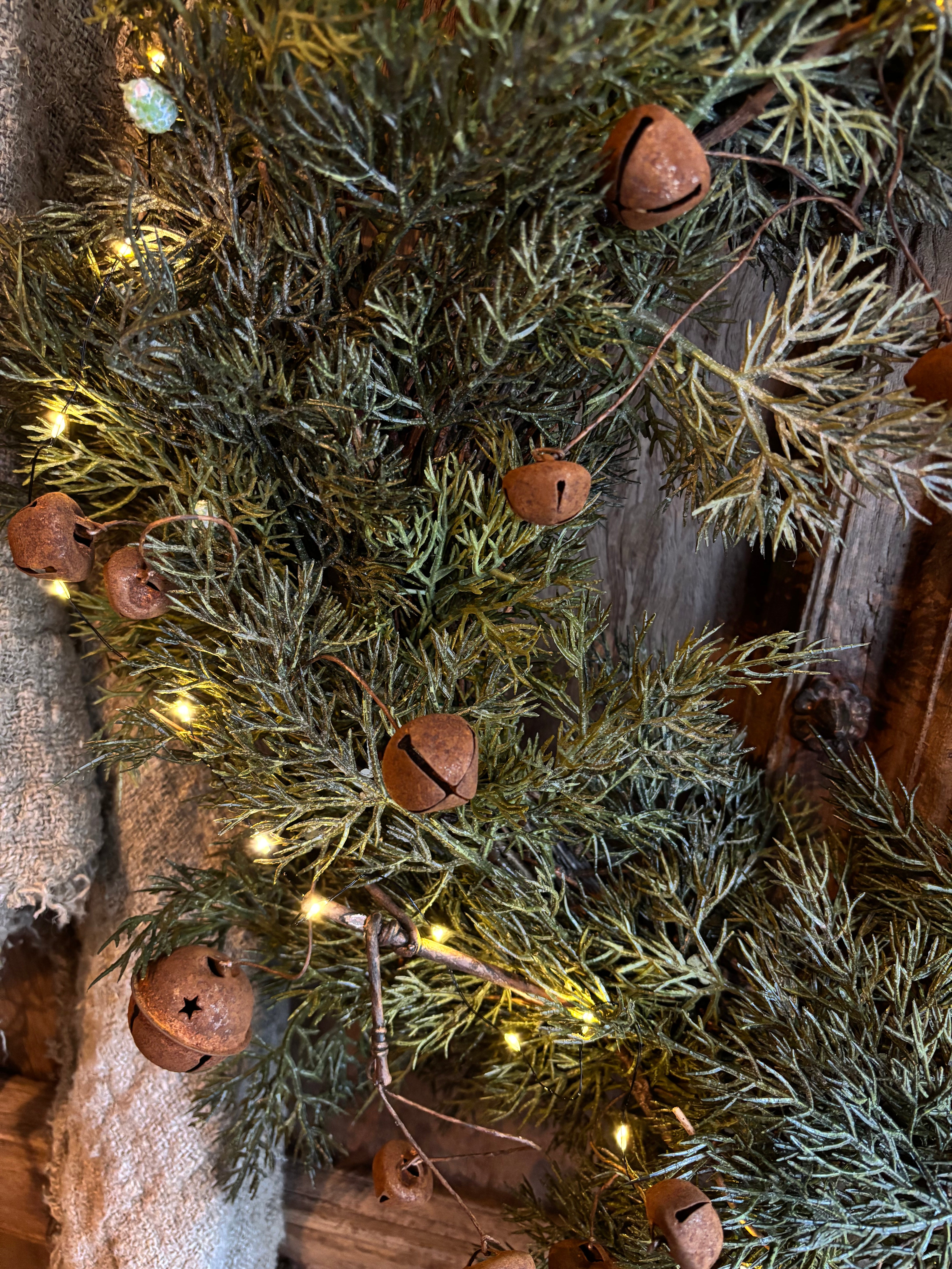 Kunstkrans met bellen en lampjes